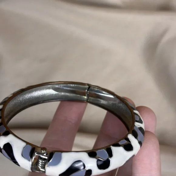 LEOPARD PRINT ENAMEL CLAMPER HINGE Bangle BRACELET Black White Gray Jewelry A7 - Picture 6 of 6